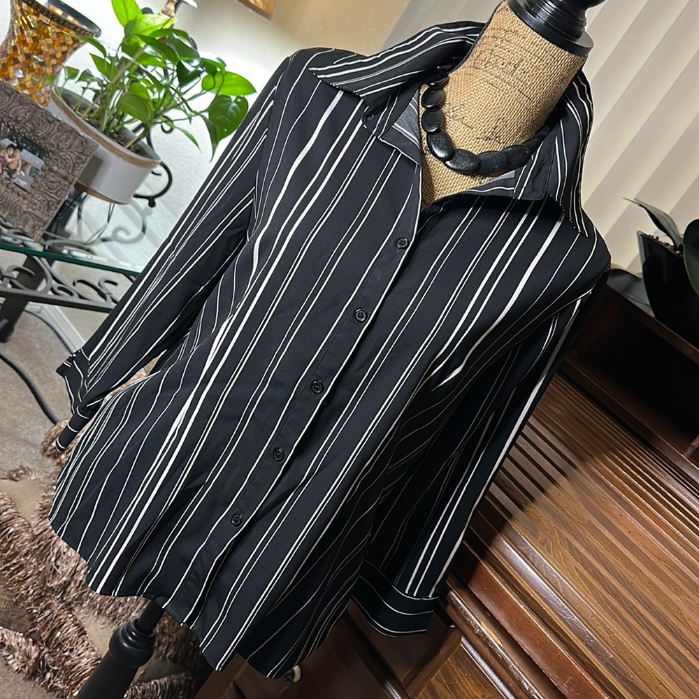 Worthington Stretch Women’s Long-Sleeved Modern Fit Button-Down Shirt 🖤🤍